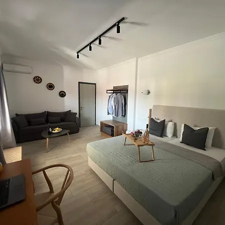 Central Guest House Skiathos Апартаменты *